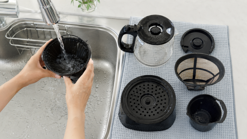 コーヒーメーカーの取り外せる部品を洗い手入れのしやすさを確認する様子